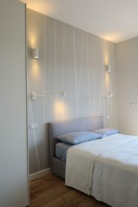 la delicata decorazione e l'illuminazione multi livello delle camera da letto